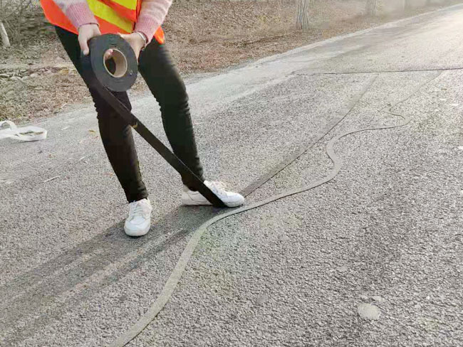 路面貼縫帶選擇的標(biāo)準(zhǔn)是什么